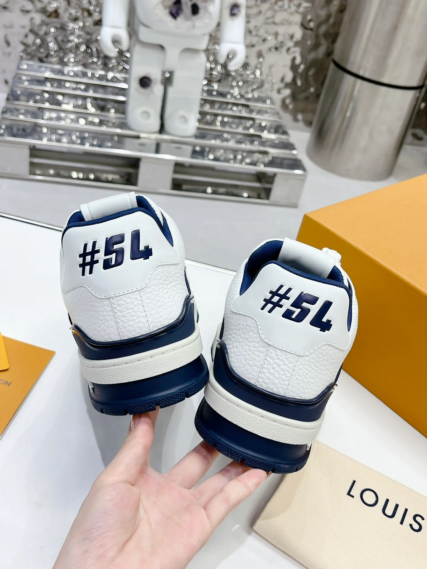 👟👟Ex-factory price 840👟👟 LV top version 2023 new model. Purchasing quality LV~Louis Vuitton Lv TRAINER's best-looking sneakers, Donkey Brand strongly recommends new products, official website limited edition retro basketball sneakers! Both high-cut and low-cut products cost money to purchase an accurate 1:1 replica of the original version. The details are invincible and full of sincerity. The imported and customized original cowhide leather is the same as the original version. The details are 100% restored. The private model customizes the original one-piece T👟👟 ex-factory price U outsole. It is different from other brands. Without the original version, this effect cannot be achieved!    Men's and women's models 35-40 39-45 (45 and 46 are customized and cannot be returned or exchanged)